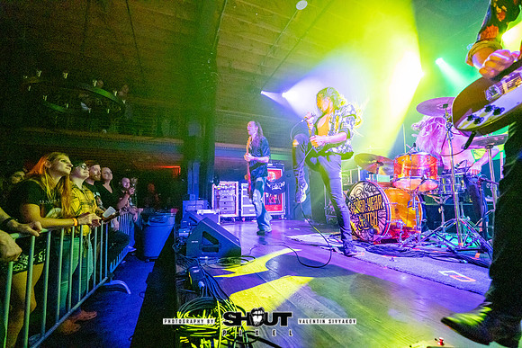 042-Seven Year Witch at Victory North Savannah photo by Valentin Sivyakov
