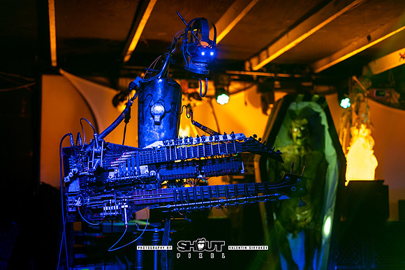 0072-Off-stage Captured by Robots with Pink Peugeot and JUS B show photo by Valentin Sivyakov-VAL05219