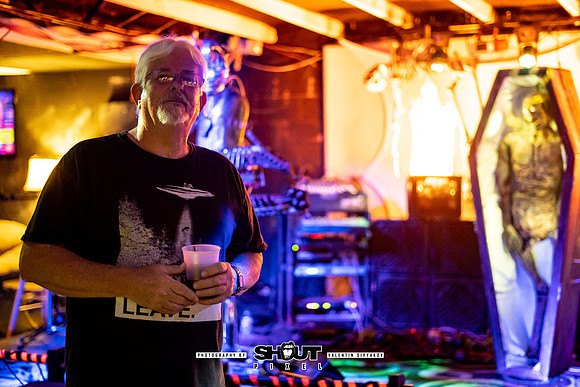 0060-Off-stage Captured by Robots with Pink Peugeot and JUS B show photo by Valentin Sivyakov-VAL05111