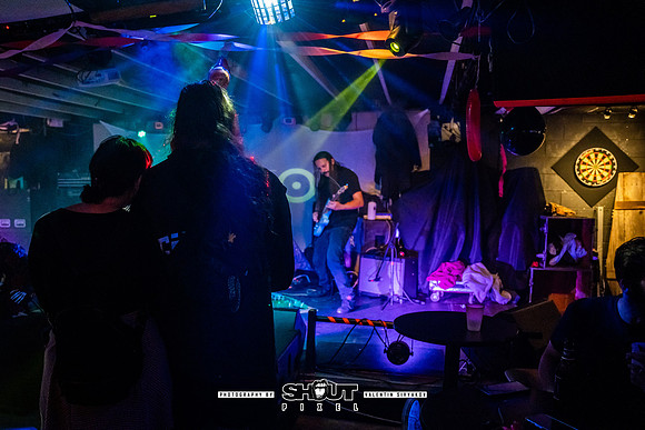 0026-Pink Peugeot warming up Captured by Robots with  show photo by Valentin Sivyakov-VAL03954