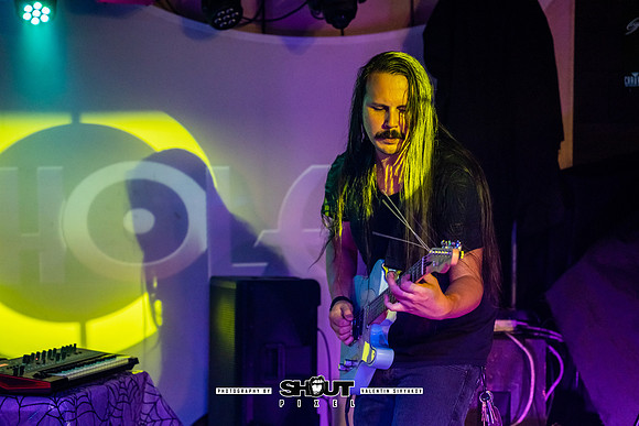 0030-Pink Peugeot warming up Captured by Robots with  show photo by Valentin Sivyakov-VAL04004