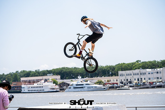 Savannah Mega Comic photography by shoutpixel