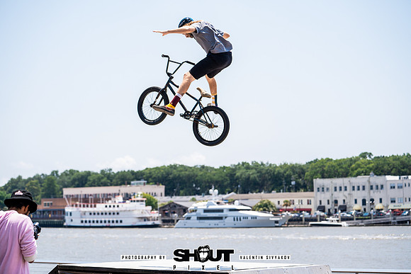 Savannah Mega Comic photography by shoutpixel