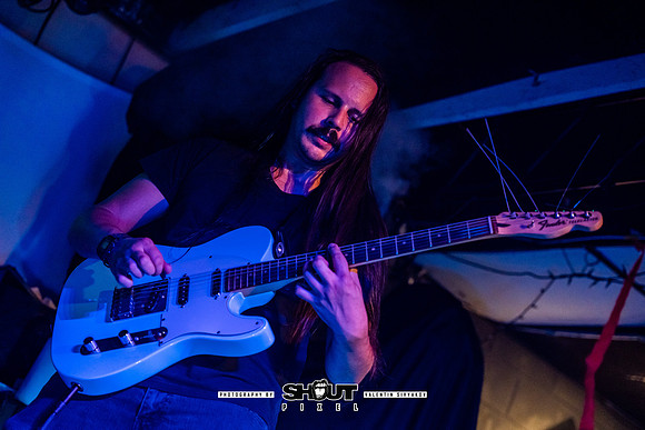 0028-Pink Peugeot warming up Captured by Robots with  show photo by Valentin Sivyakov-VAL03991