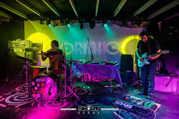0025-Pink Peugeot warming up Captured by Robots with  show photo by Valentin Sivyakov-VAL03951