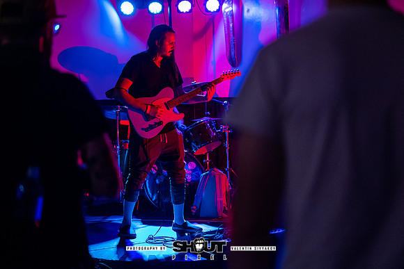 021-Pink Peugeot, AURA Fest Presents, photo by Valentin Sivyakov shoutpixel