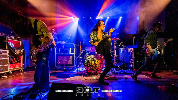 030-Seven Year Witch at Victory North Savannah photo by Valentin Sivyakov