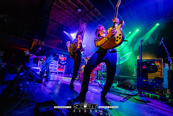 043-Seven Year Witch at Victory North Savannah photo by Valentin Sivyakov
