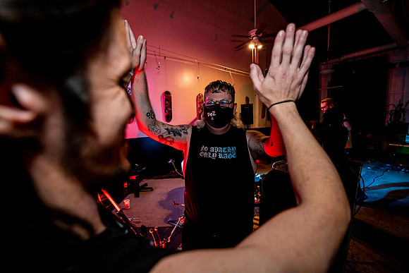 055-Pink Peugeot, Gentricide, THGTC, AURA Fest Presents, photo by Valentin Sivyakov shoutpixel