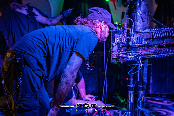 0039-Off-stage Captured by Robots with Pink Peugeot and JUS B show photo by Valentin Sivyakov-VAL04055