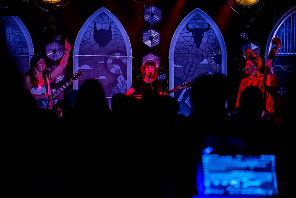 Rainbow Girls Twin Twangler Tour photo by Valentin Sivyakov